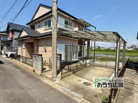 Bright and spacious 4LDK with a 16-tatami living room! With carport!