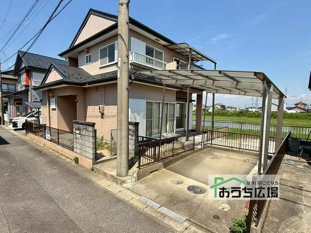 Bright and spacious 4LDK with a 16-tatami living room! With carport!