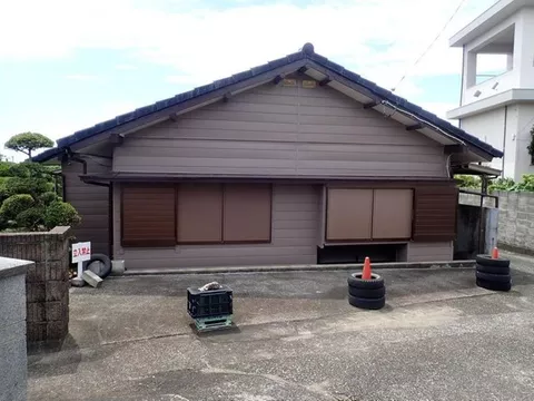 A 4DK single-story house with parking for 2 cars, located on a northeast corner lot with good ventilation.