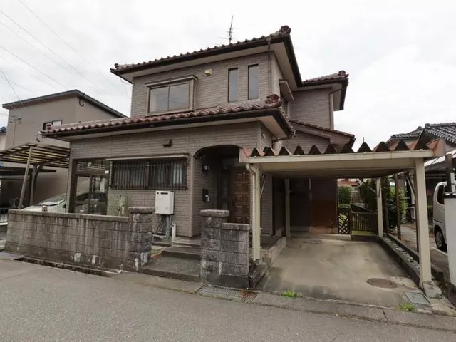 Plenty of private rooms with 6 rooms, usable as children's rooms or hobby rooms! 11 minutes on foot to the elementary school
