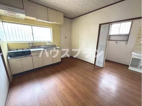 Property close to a station with access to 2 train lines♪ Parking for 2 cars (vehicle type restrictions apply). It is on a dual-sided road!