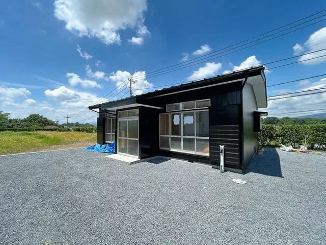 [Under renovation] 362 tsubo, single-story, 3LDK, new water facilities replaced, parking for more than 5 cars available