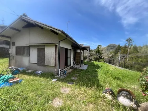 Spacious 135 tsubo lot. Enjoy a relaxed single-story living.