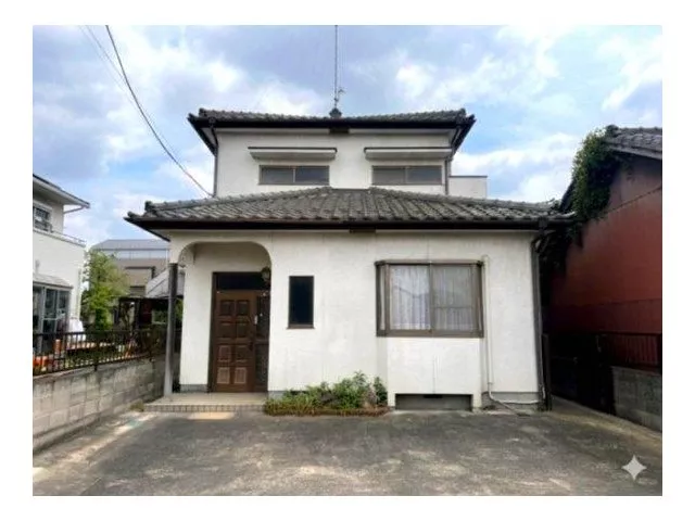 This property has an independent washroom that can also be used for grooming.
