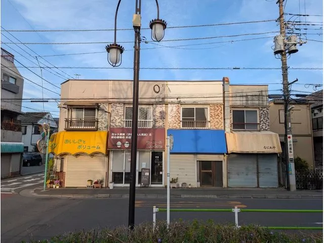 Great location in a shopping district! It's an 11-minute walk to the station.