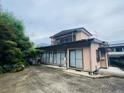 A 6DK house living space utilizing approximately 187 tsubo of area