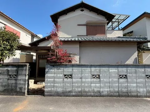 About a 5-minute walk to Ikoma Minami Elementary School, about an 8-minute walk to Ikoma Minami Junior High School, convenient for families with children