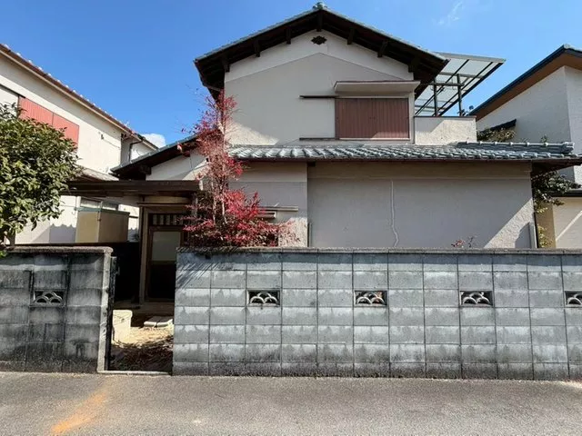 About a 5-minute walk to Ikoma Minami Elementary School, about an 8-minute walk to Ikoma Minami Junior High School, convenient for families with children