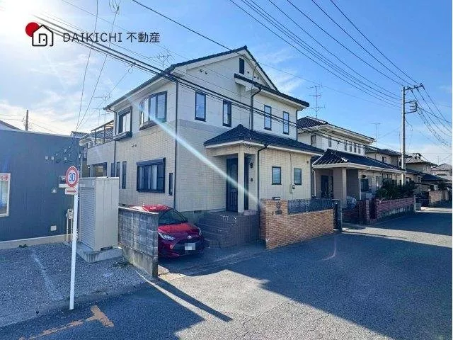 13 minutes on foot to "Kazo" Station! Spacious rooms with plenty of room♪ Parking for 3 cars available!