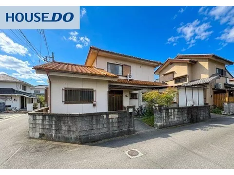A layout centered around a Japanese-style room, with a balcony for a pleasant living space♪