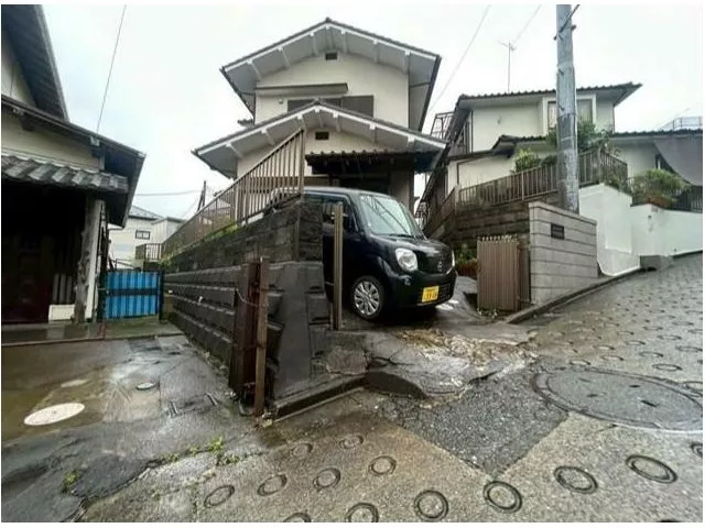 ■Great location 9 minutes on foot from the station♪■The road in front is on a slope.