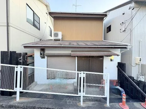 Convenient location. 4 minutes on foot to the bus stop. 15 minutes to Hamamatsu Station! Supermarket is also 4 minutes on foot!
