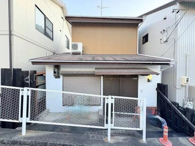 Convenient location. 4 minutes on foot to the bus stop. 15 minutes to Hamamatsu Station! Supermarket is also 4 minutes on foot!