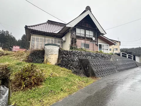 44 minutes by bus from JR Uetsuhon Line "Tsuruoka" Station, 4 minutes on foot from "Yuhama Onsen" bus stop