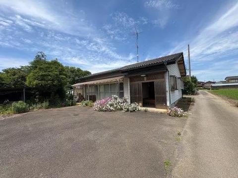 ◆Land over 80 tsubo◆Japanese-style room over 8 tatami mats◆Parking for 3 cars available◆Window in the kitchen◆Separate bath and toilet