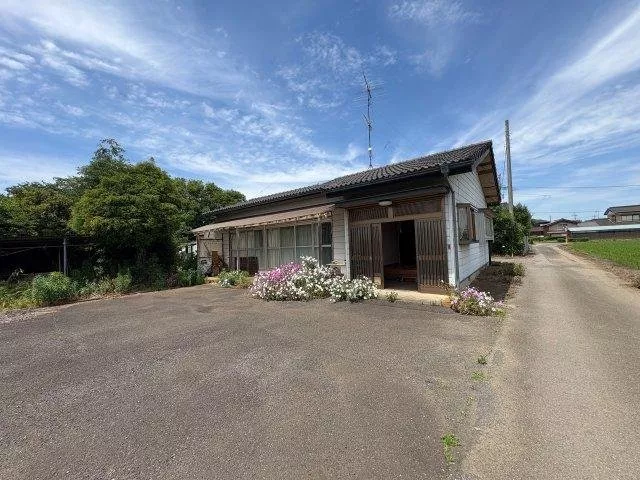 ◆Land over 80 tsubo◆Japanese-style room over 8 tatami mats◆Parking for 3 cars available◆Window in the kitchen◆Separate bath and toilet