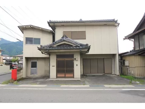 250m to Yamanashi Chuo Bank, 450m to Selva Ichikawa Misato Store, and to Ichikawa Misato Town Hall...