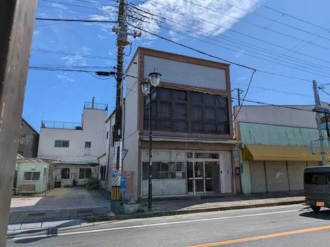 A commercial area lined with many shops. A lively area near the fish market ☆