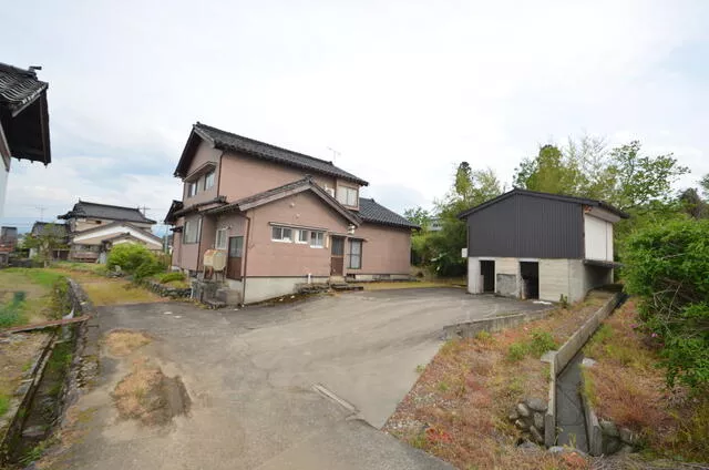 Toyama City Yao Town Fukaya (Higashi Yao Station) 2-story 8DK