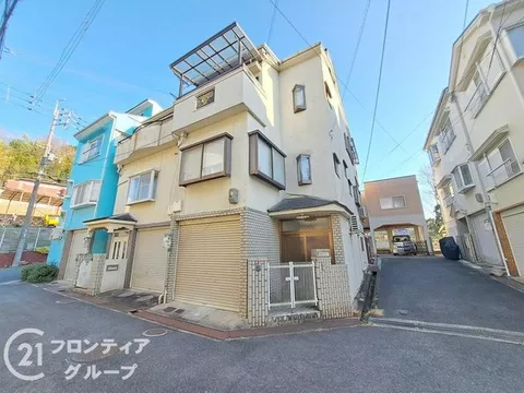Open during the holidays! 15 minutes on foot from Tsuda Station + immediate reservation available! Located on a corner lot, providing a sense of openness.