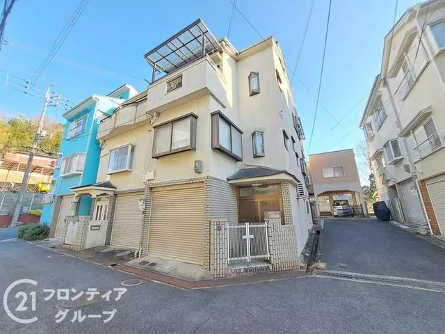 Open during the holidays! 15 minutes on foot from Tsuda Station + immediate reservation available! Located on a corner lot, providing a sense of openness.