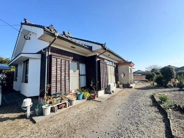 Good sunlight! With carport! The garden is spacious, perfect for enjoying a home garden