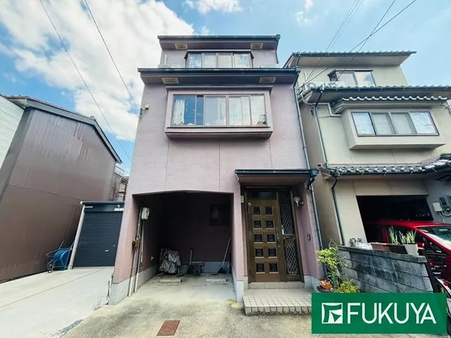 ■ 3-story building with each room over 6 tatami mats・4DK ■ Has a sunken garage ■ 2nd floor has a south-facing balcony