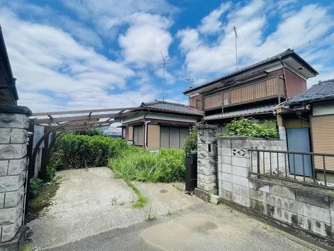 A spacious 4-room 4SDK with a convenient service room, approximately 32 tsubo in building area.