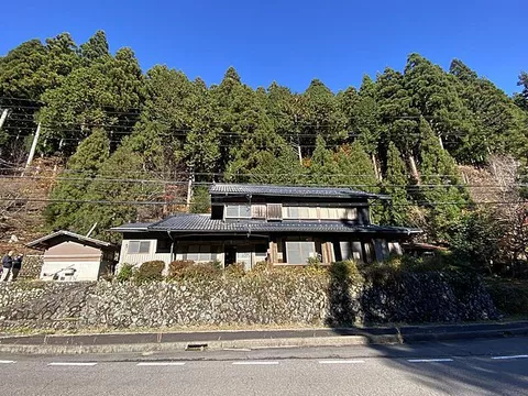 A used single-family home with a mountain behind it near Monet's Pond, an old folk house enjoying the nature of the Itadori River.
