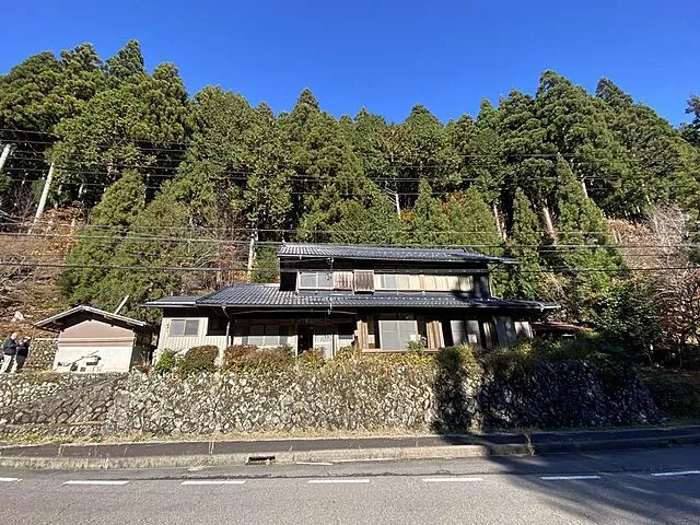 A used single-family home with a mountain behind it near Monet's Pond, an old folk house enjoying the nature of the Itadori River.