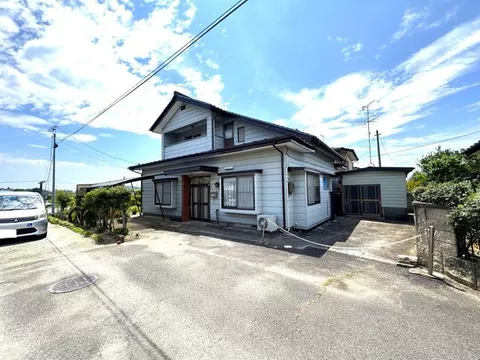 Sunny, good view, 2 parking spaces available! Spacious yard!