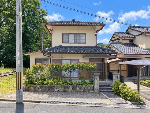■3-sided lighting in the living-dining-kitchen × spacious 6LDK! ■Quiet living environment surrounded by nature♪