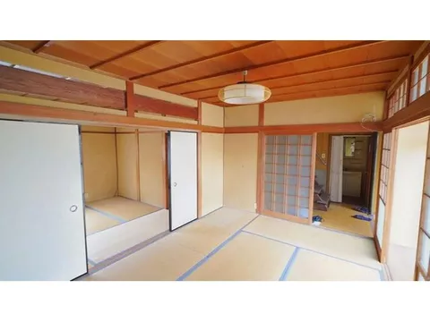 Within 15 minutes walk to elementary and middle schools! A quiet residential area with a 4DK house☆彡