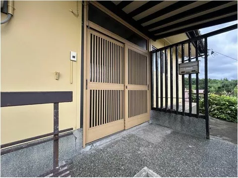 The elevation difference provides a spacious view. A room-rich 7DK!