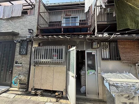 Used terrace house Tsuruhashi 5-chome with old house on the land