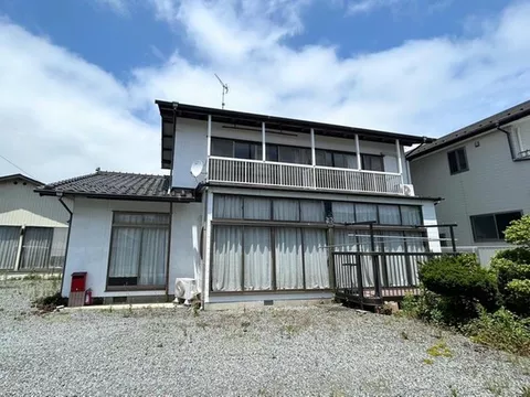 A spacious site of approximately 279 tsubo in a convenient location 2 minutes on foot from the station.