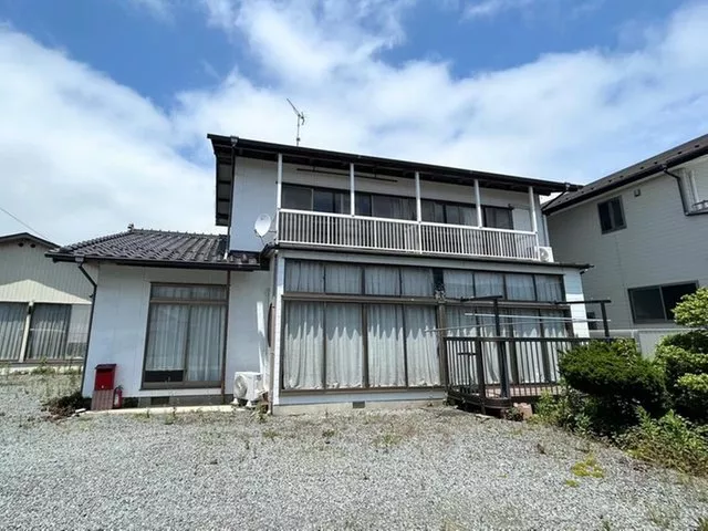 A spacious site of approximately 279 tsubo in a convenient location 2 minutes on foot from the station.