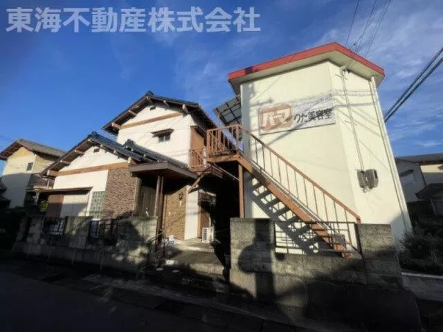MaxValu, 12 minutes on foot from Hanaoka Elementary School. Land area 50.25 tsubo. Two-story residential building and store (formerly beauty salon).