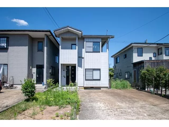 This is a second-hand house close to Sekihara Elementary School. The front road and the property have snow melting features, ensuring safety during winter.