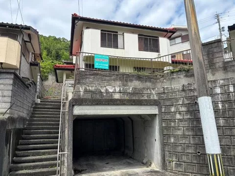 ◆ Spacious living room with attention to detail ◆ Parking available