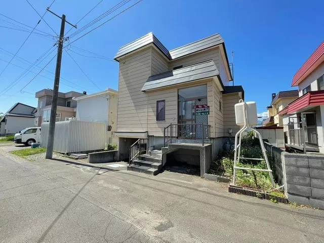 19 minutes by bus to "Asabu" subway station, with a convenient underground garage for storage!