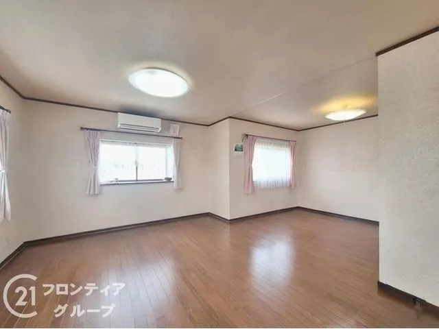 【Good sunlight with three-sided lighting on a corner lot】■ Spacious 18.5 tatami mat living room for family gatherings