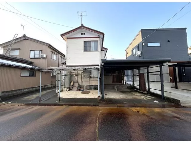 Parking for 3 cars available. A comfortable 4LDK detached house.