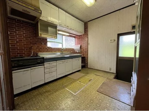A retro single-story house with an eye-catching brick arch! - Image 3