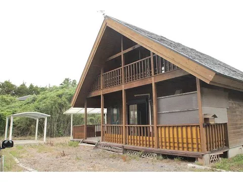 A nature-rich living environment, warm wooden rooms, also suitable as a vacation home