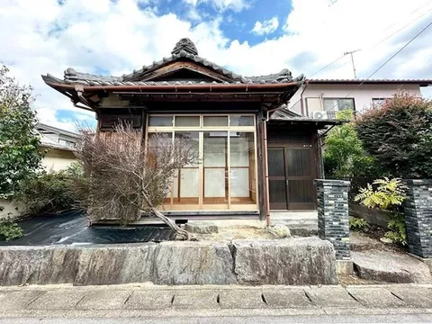 Single-story building ◆ Garage and storage available ◆ Location near the sea ◆ Available for viewing anytime ◆ Close to park