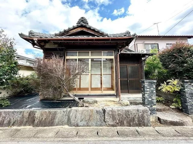 Single-story building ◆ Garage and storage available ◆ Location near the sea ◆ Available for viewing anytime ◆ Close to park