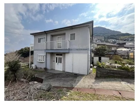 A residence with a good view of the sea and plenty of sunlight