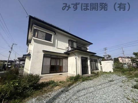 This is a used detached house with a comfortable indoor environment.