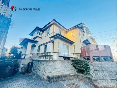 Southeast facing with two sides of sunlight, good sunlight and ventilation! With a wooden deck♪